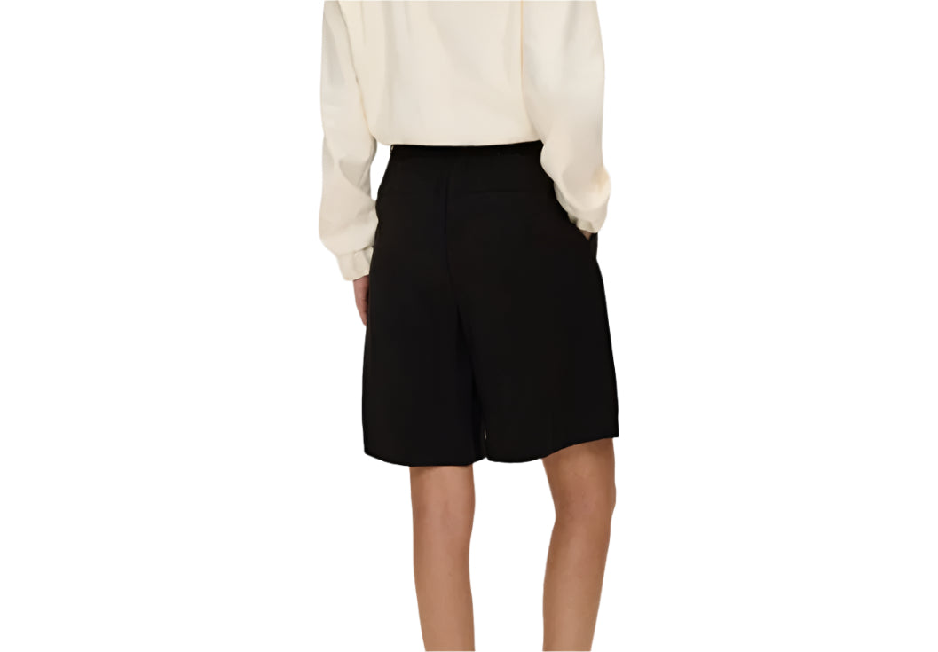 RESERVED fekete elegáns bővebb szabású short