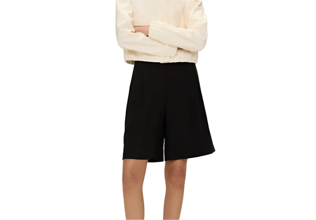 RESERVED fekete elegáns bővebb szabású short