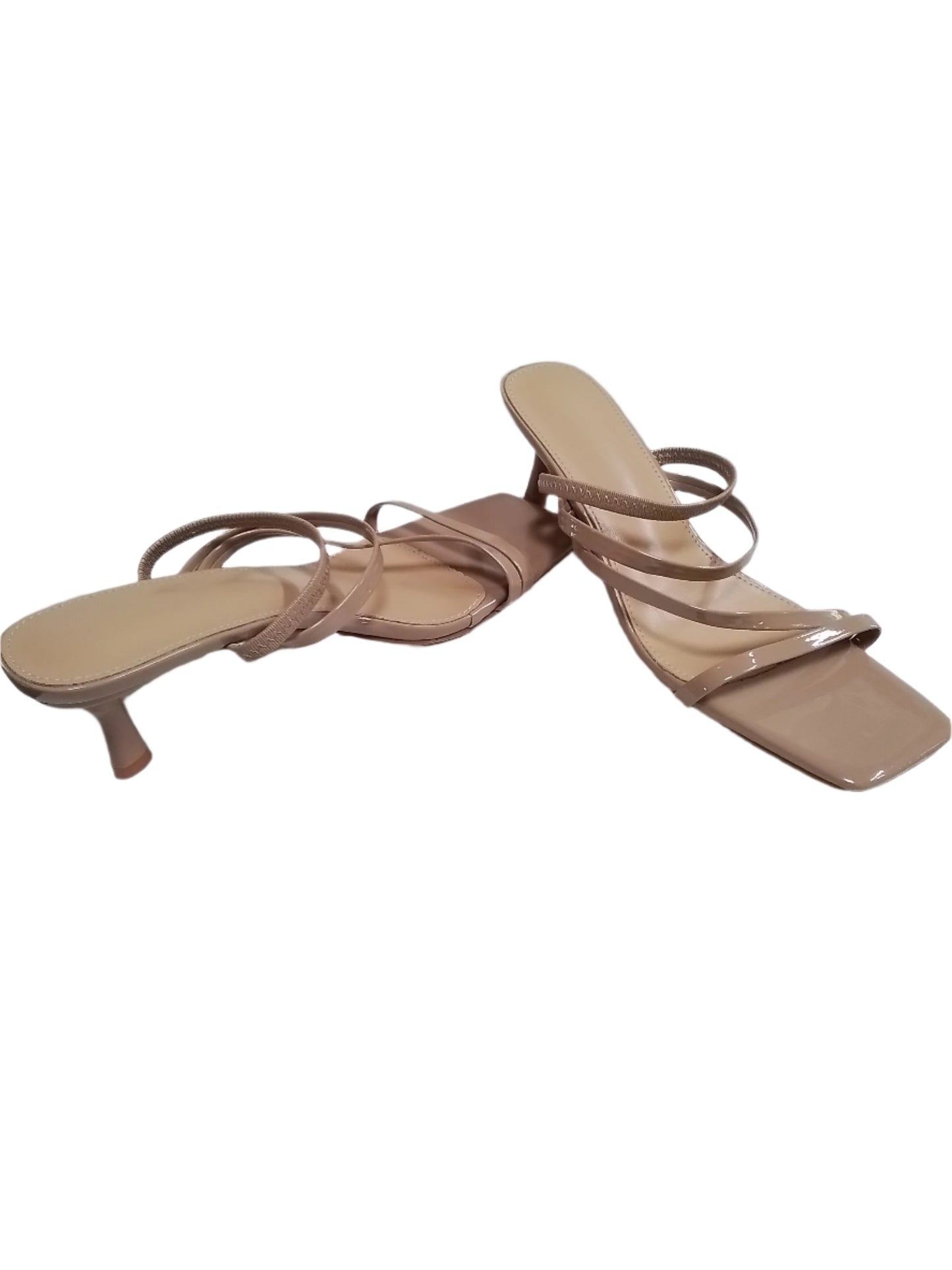 SHE bézs lakkozott pántos szandál