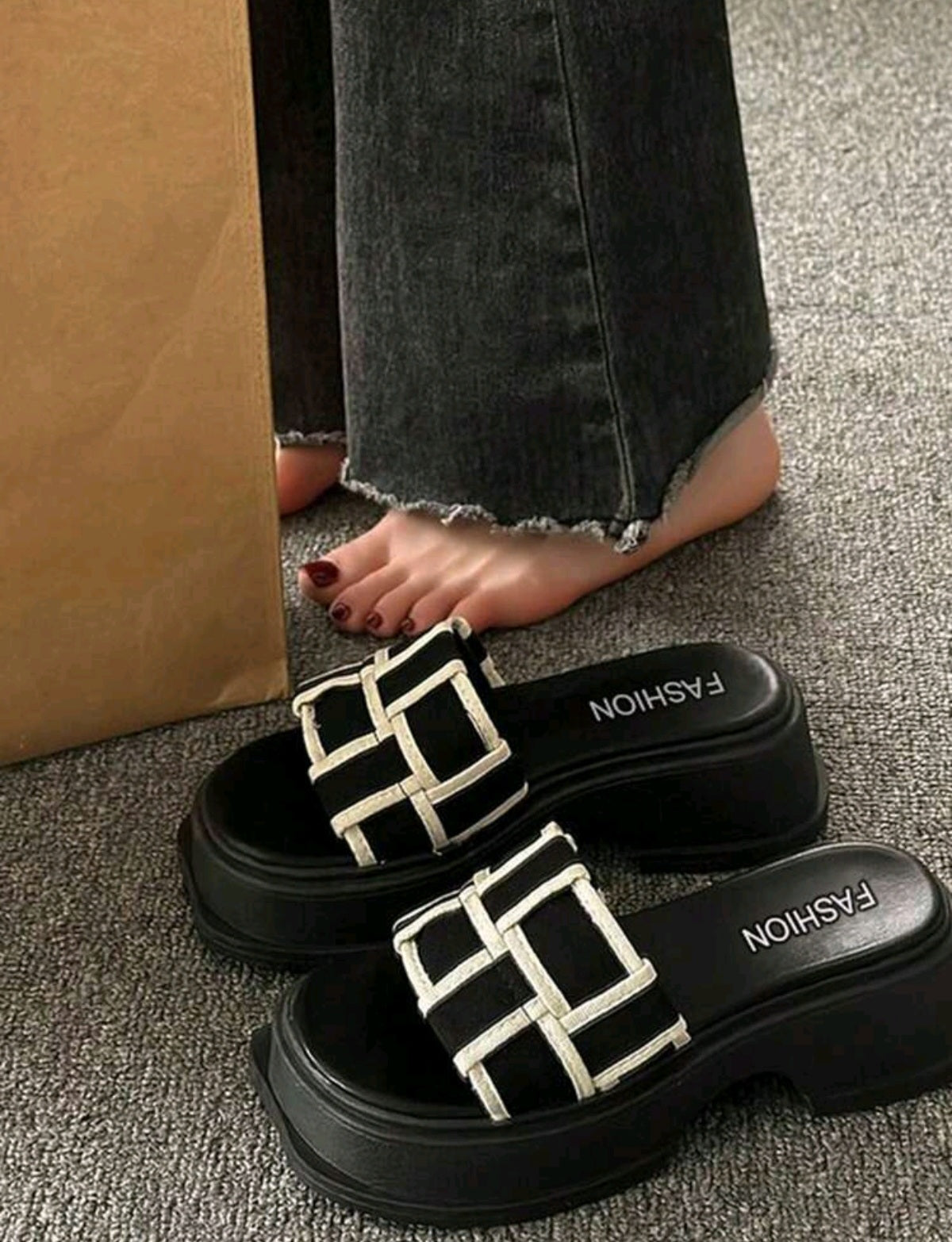 SHE fekete-fehér platform papucs