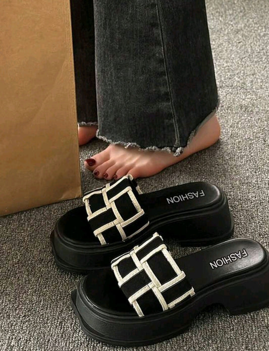 SHE fekete-fehér platform papucs