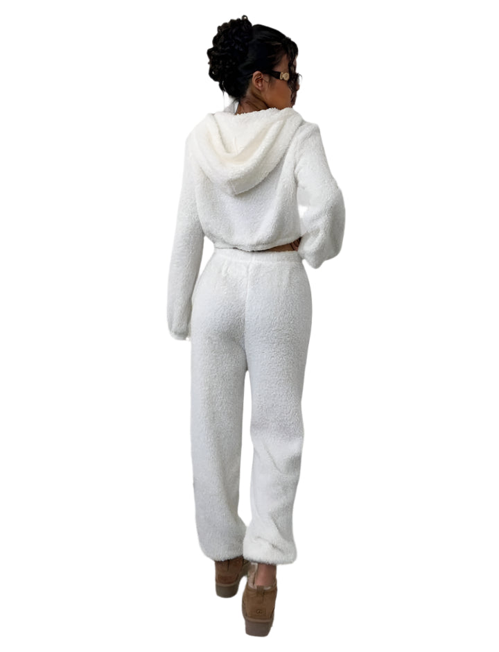SHE fehér plüss kapucnis pulóver és nadrág szett