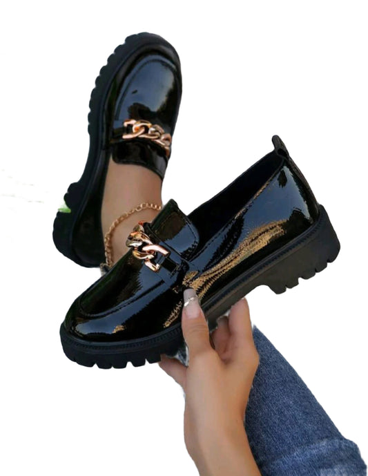 SHE fekete lakkozott loafers arany lánccal