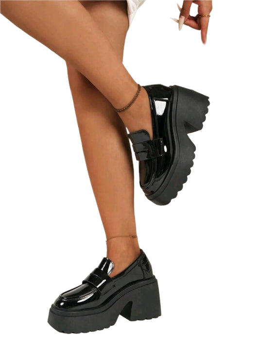 SHE fekete magas talpú fényes loafer