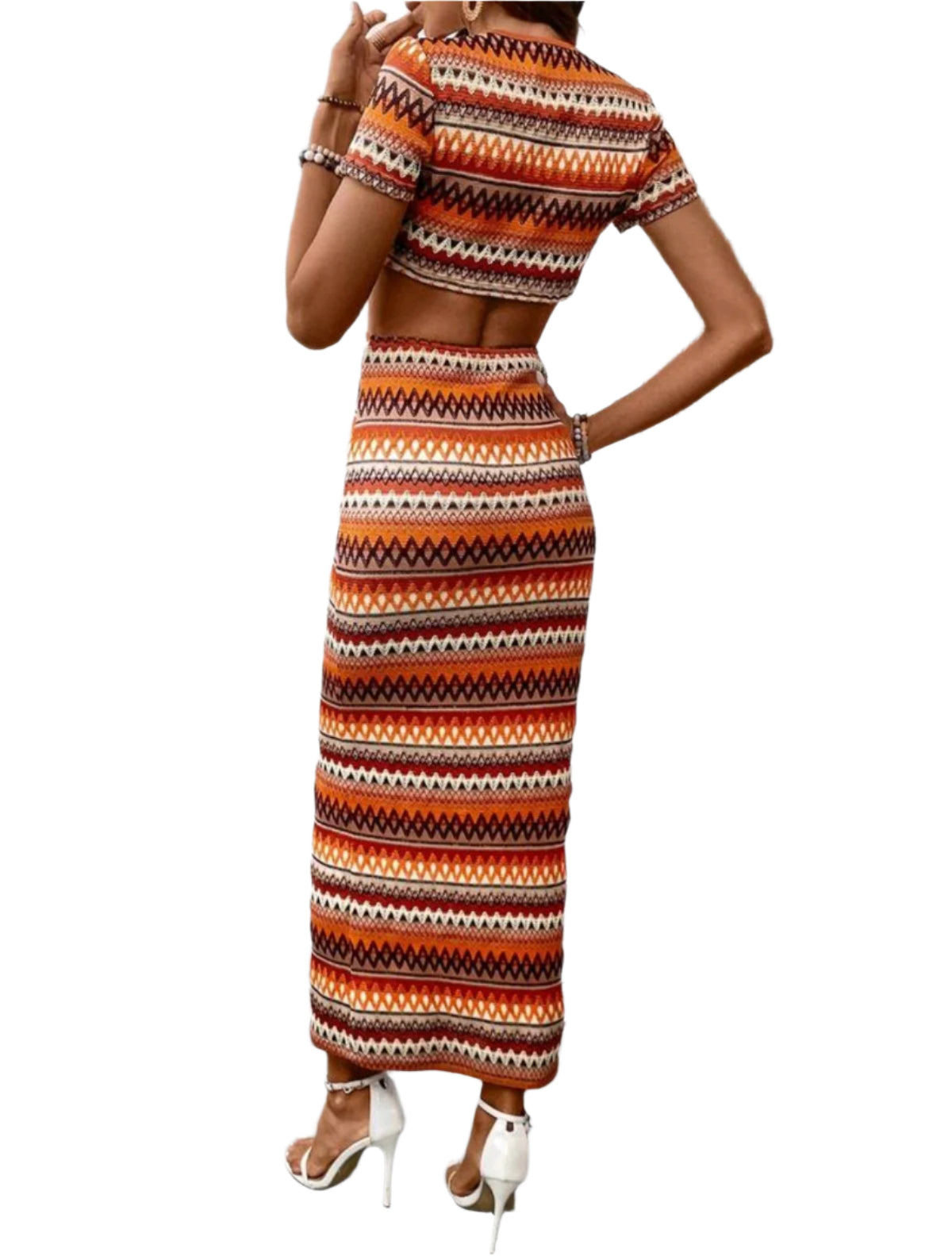 SHE etno mintás kivágott testhezálló maxiruha