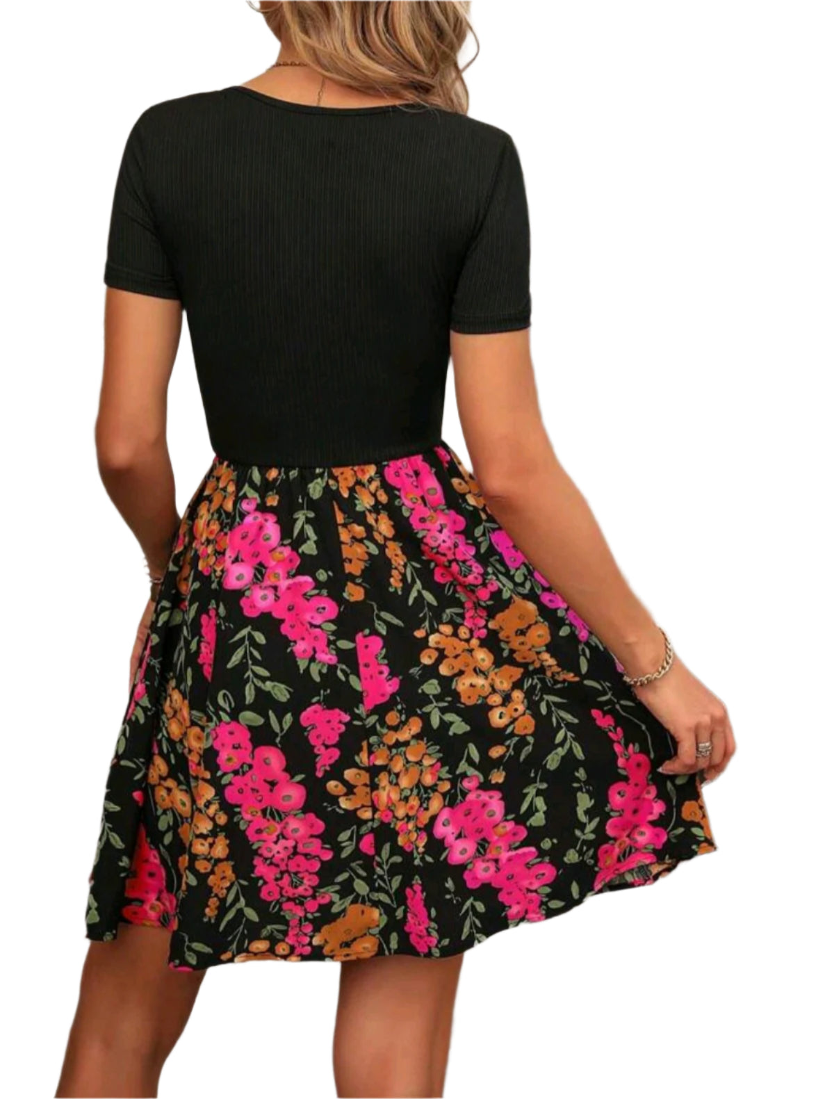 SHE fekete felsőrésszel és élénk virágmintás szoknyával ellátott mini ruha