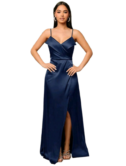 SHE sötétkék szatén hasítékkal díszített maxiruha