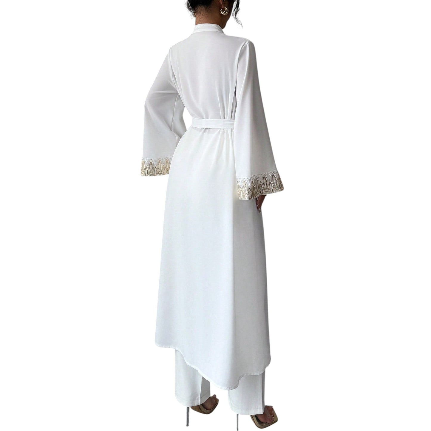 SHE fehér hímzett köpeny szett