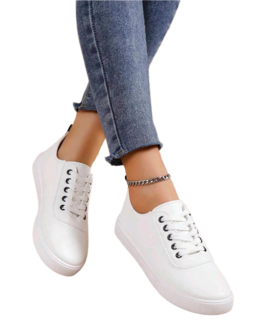 SHE fehér klasszikus fűzős tornacipő