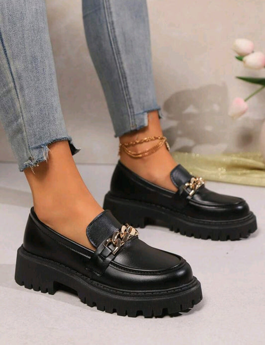 SHE fekete láncos vastag talpú loafer