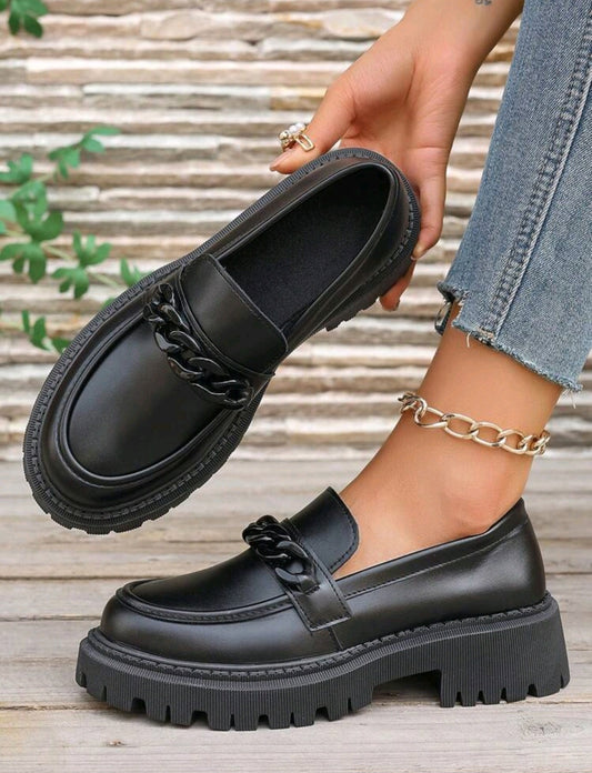 SHE fekete láncos vastagtalpú loafer