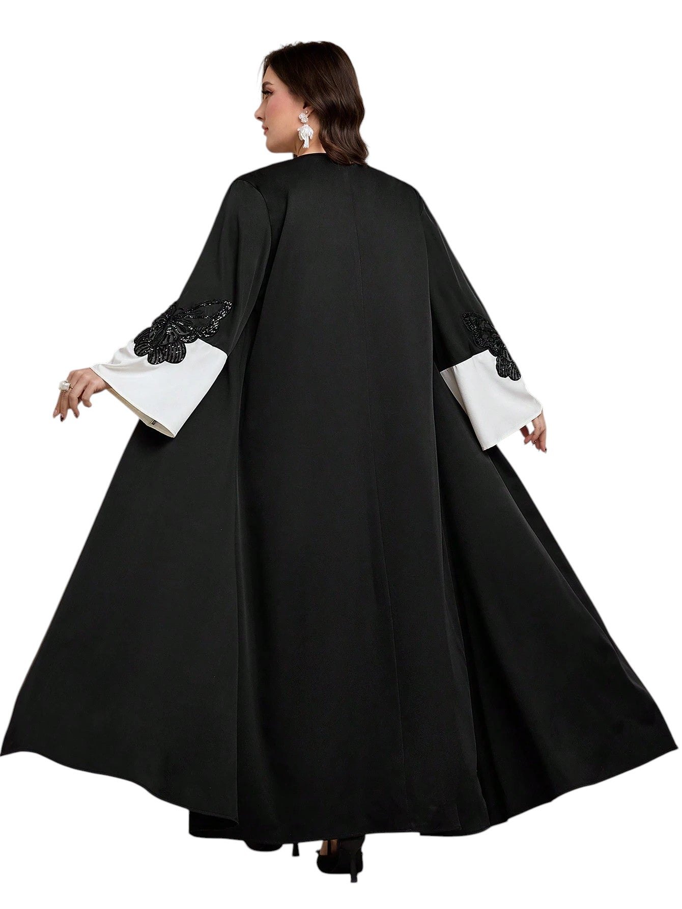 SHE fekete és fehér hímzett abaya szett